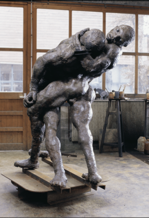 Ousmane Sow, Couple de lutteurs corps à corps (série "Nouba"), épreuve en bronze, H185 X L175 X P115 cm, poids 556 kg environ